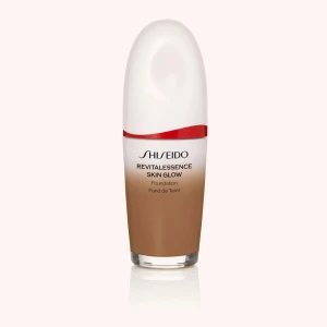Shiseido Revitalessence Foundation/Bronzer - Färg: 430 Amber, endast testad. Kan användas som bronzer istället. De två prebiotiska ingredienserna Fermenterad Kefir+ och Niacinamid återfuktar i upp till 24 timmar** och ger en frisk och strålande hy hela dagen. Fermenterad Kefir+ stärker hudbarriären, medan Niacinamid slätar ut och jämnar ut huden. På så sätt blir din hud allt vackrare för varje dag som går. Denna byggbara foundation med medeltäckning ger ett strålande resultat som sitter kvar länge efter att du har tagit bort makeupen.