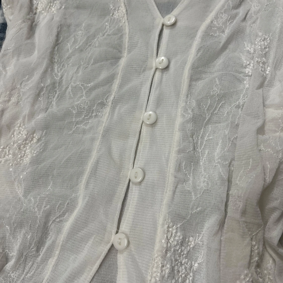 Vit blus i spets och knytband - 3