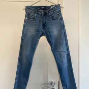 Blå Replay jeans slim fit - Säljer ett par snygga blåa Replay Anbass jeans. Jeansen är i bra skick 7.5/10. Har använt jeansen en del men har tagit bra hand om dem. 