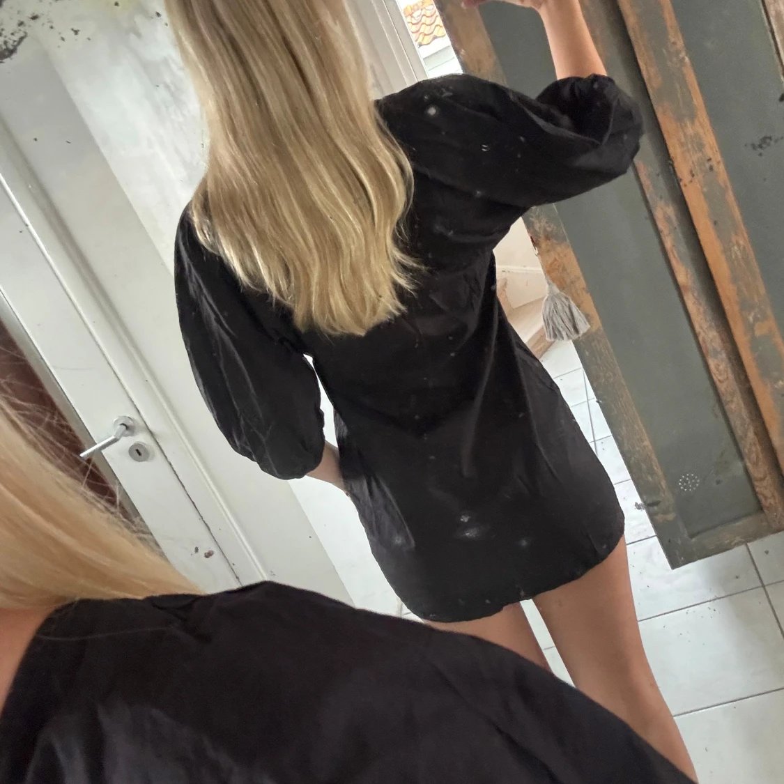 Svart kort klänning med puffärm - 1