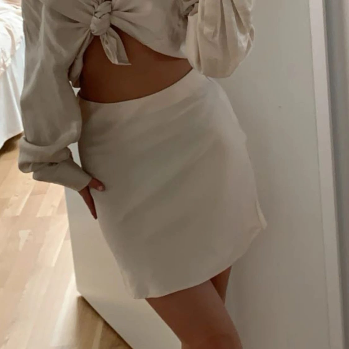 Beige kortkjol i satin