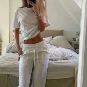 Vita linnebyxor med snörning - Super snygga vita lågmidjade linnebyxor  från skagenclothing i storlek S. Säljer då jag inte använder de längre. Köpt för ca 800 men säljer för 450. Lite smutsig i nedre kanten och därav priset. 