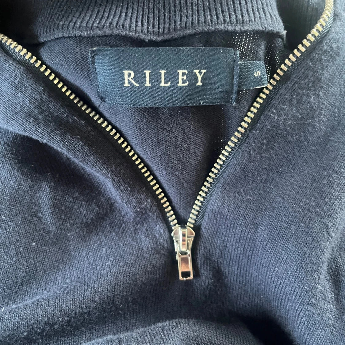 Mörkblå half zip-tröja från Riley - 2