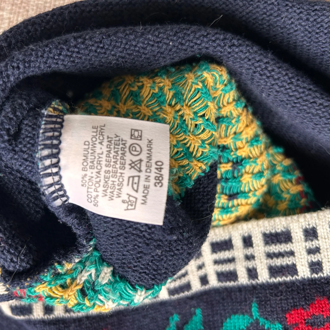 Blommig tätstickad tröja från Lindex - 4