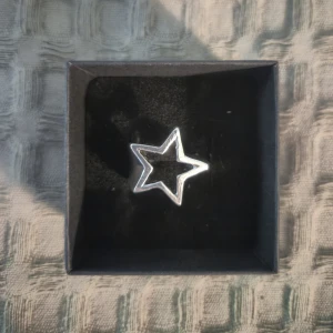 Silver ring stjärna  - GRATIS GÅVA MED VARGE ORDER!! Supertrendig stockholmsstil tjejer, ring silver. Gjord av stål, jag svarar och skickar alltid snabbt!