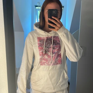 Vit hoodie med rosa konsttryck - Säljer en the cool elephant hoodie i stolek xs 