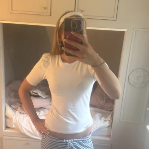 Vit t-shirt med puffärm från ONLY - Säljer en vit t-shirt från ONLY i storlek XS. T-shirten har korta ärmar med lätt puff vid axlarna