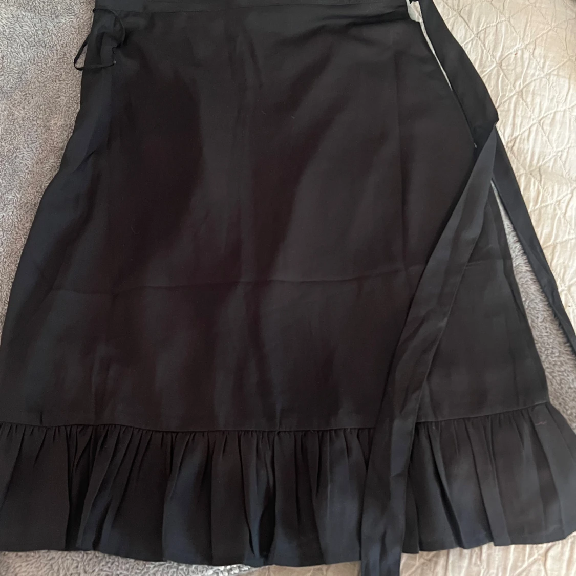 Svart omlottkjol med volang - 2