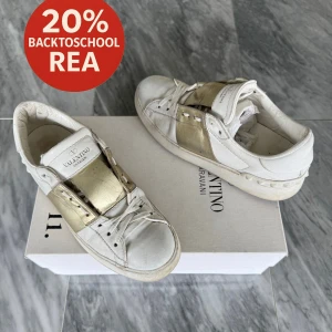 Valentino Open skor  - REA! - Valentino Open - Skick: Bra skick - Storlek 36 - Tillbehör: Valentino kort - Nypris: 6000kr - TrendWardrobe