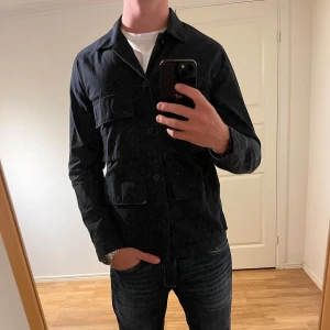 A Days March Overshirt mörkblå  - Säljer denna sjukt snygga Overshirten från A Days March⭐️ Färgen är mörkblå och storleken är S✅ Overshirten har inga defekter och skicket är utomordentligt🙌🤝 Sjukt najs passform och passar perfekt till hösten🍁🙌 Tveka inte på att höra av er dig vid minsta fråga eller fundering😊