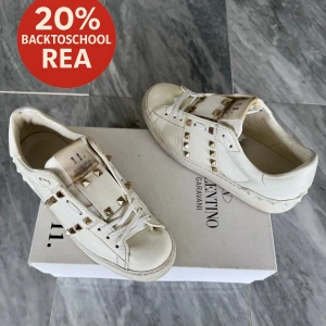 Valentino skor - REA! - Valentino Open - Skick: Fint skick - Tillbehör: Valentino kort - Nypris: 6000kr - TrendWardrobe