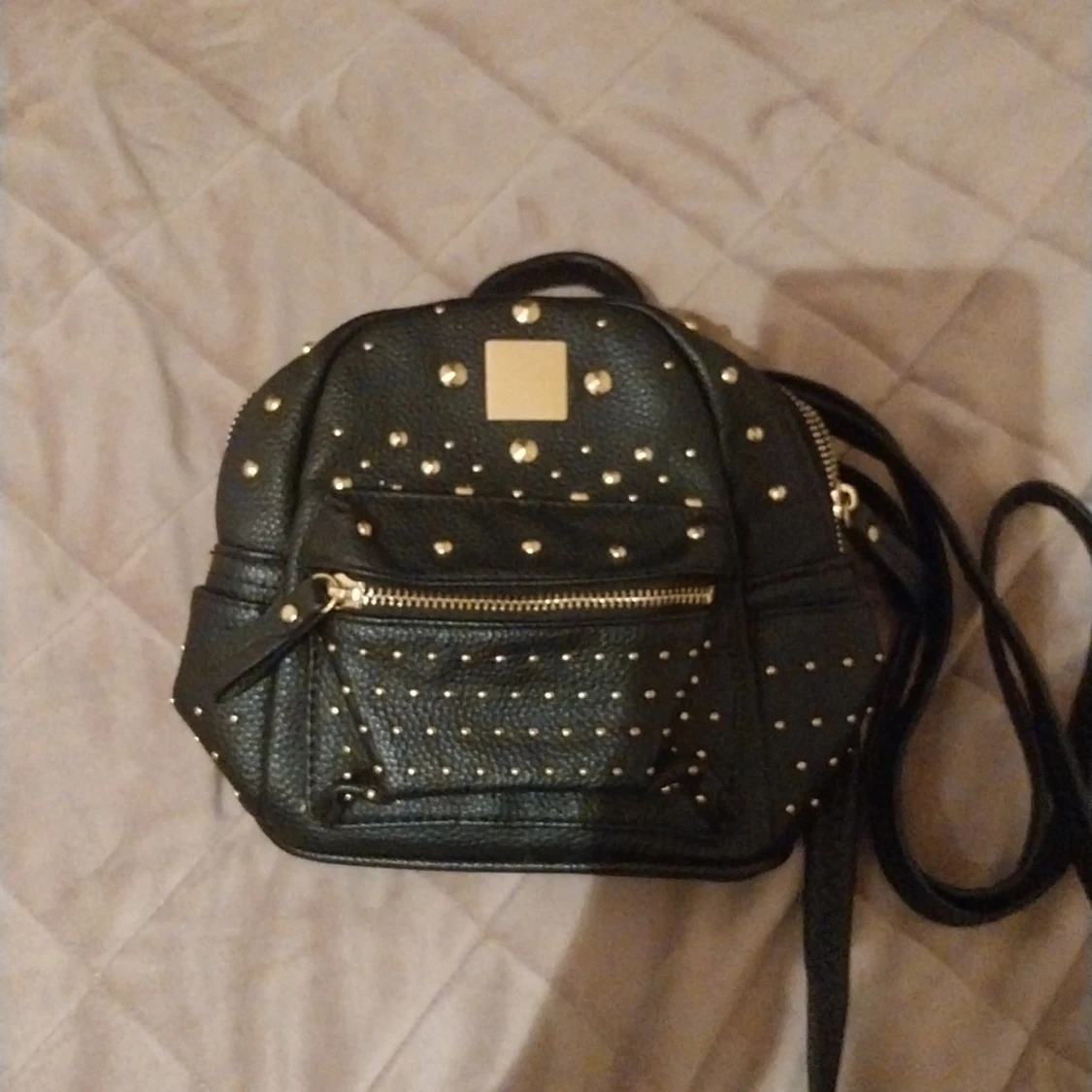 Svart ryggsäck med guldnitar - 1