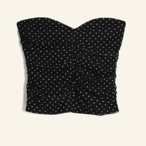 Tubtopp från BikBok - Aldrig använd borttagen ur sortimentet. Köpte för 129kr säljer för 80. Inga defekter. Har en silikonremsa så toppen ej åker ner
