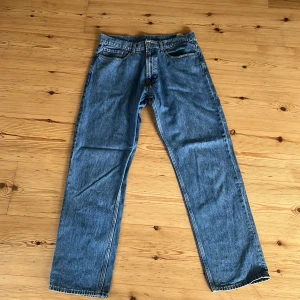 Blå raka jeans från Vailent - Klassiska blå jeans från Vailent med rak passform och fem fickor. Jeansen har normal midja, bälteshällor och stängs med knapp och dragkedja. Tillverkade i slitstarkt bomullsjeans-tyg, perfekta för en avslappnad stil.