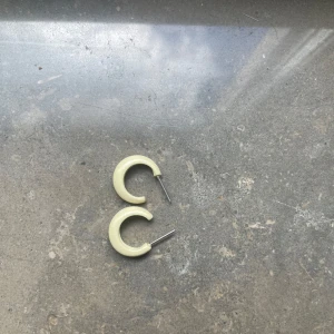 Funky chunky hoops örhängen - Säljer ett par chunky hoops i krämvit färg.