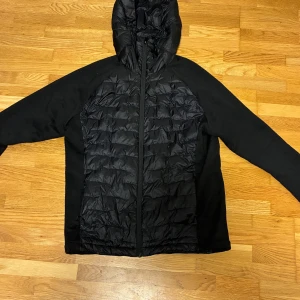 Everest jacka svart - Svart jacka från Everest. Använts många gånger och har täcken på använding. Inköpspris: 750kr