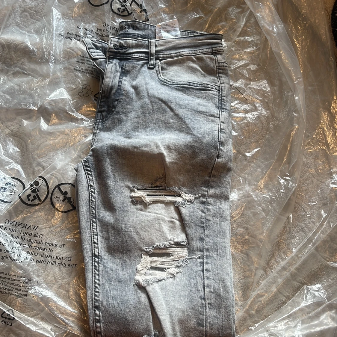 Ljusgrå ripped jeans från Black Squad - 1