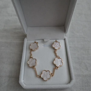 Armband med vita blommor - Superfint armband med vita blommor.