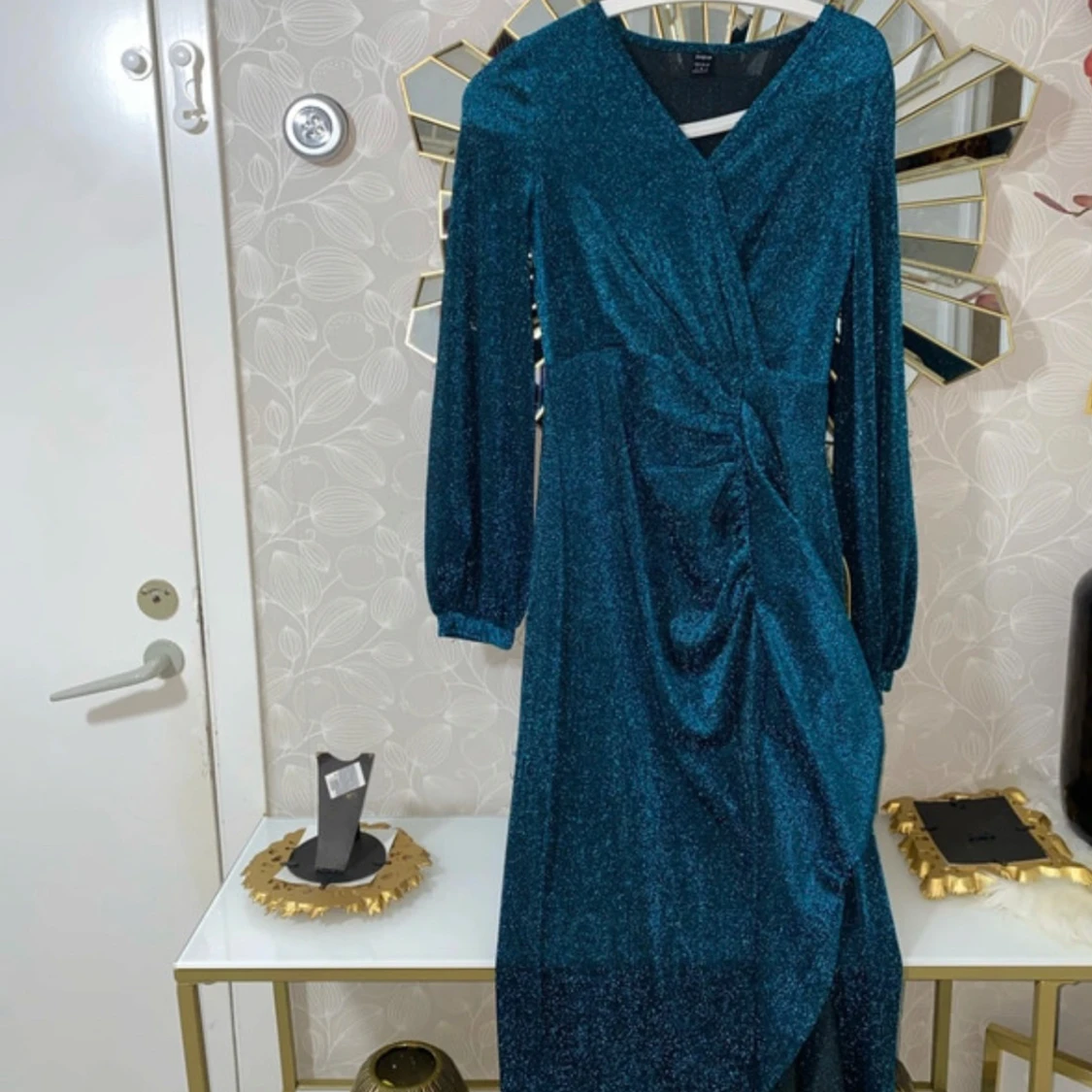 Glittrig blå långklänning med omlott