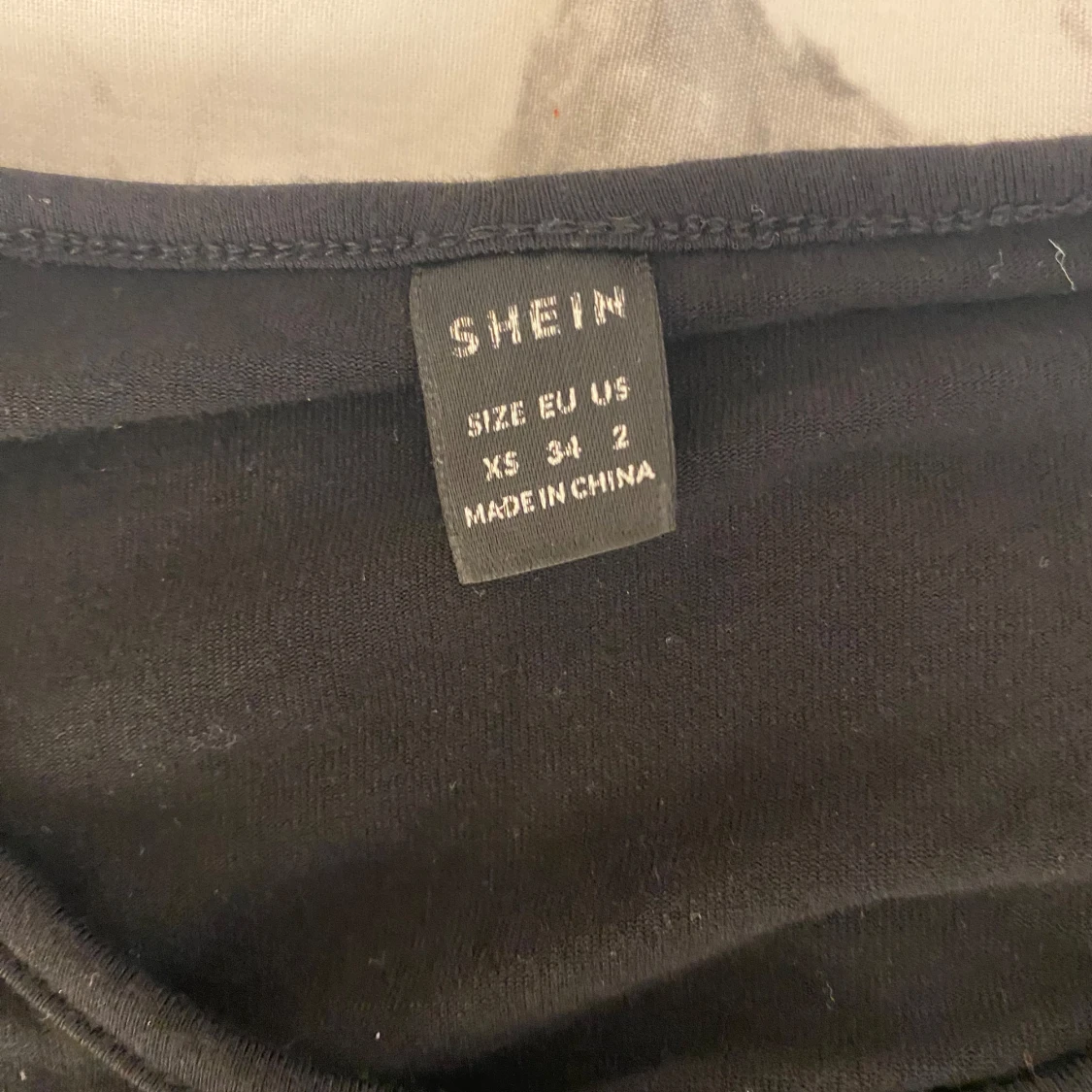 svart långärmad topp med knyt i ryggen från SHEIN❣️ - 2