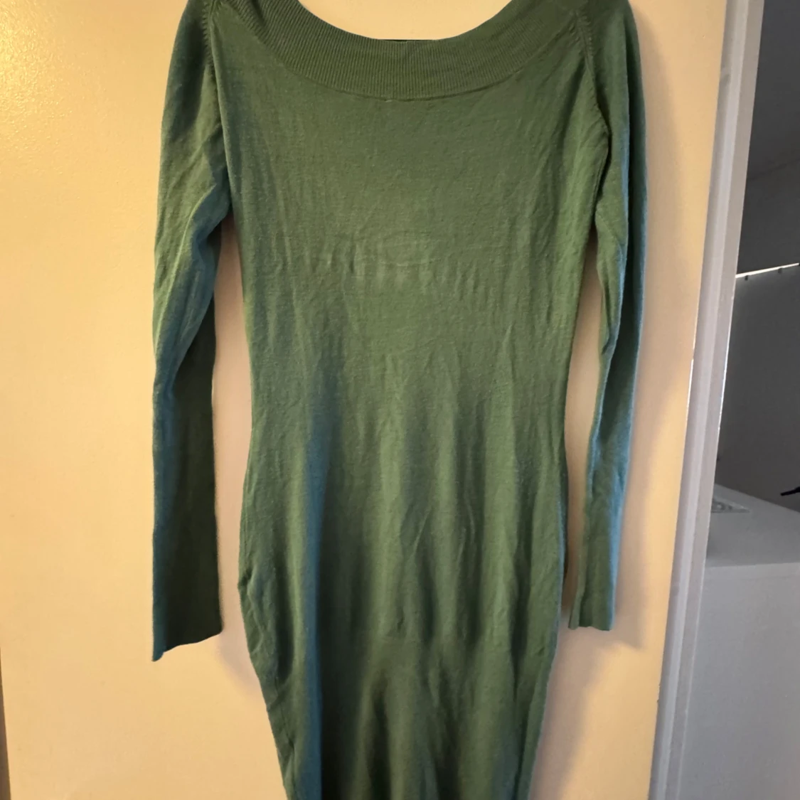 Grön stickad långklänning från Guess - 1