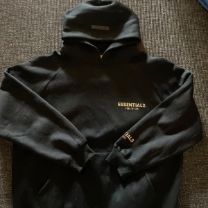 Essentials hoodie - Svart essentials hoodie i storlek M aldrig använd har bara hängt i garderoben stvättas innan köp såklart och pris kan diskuteras