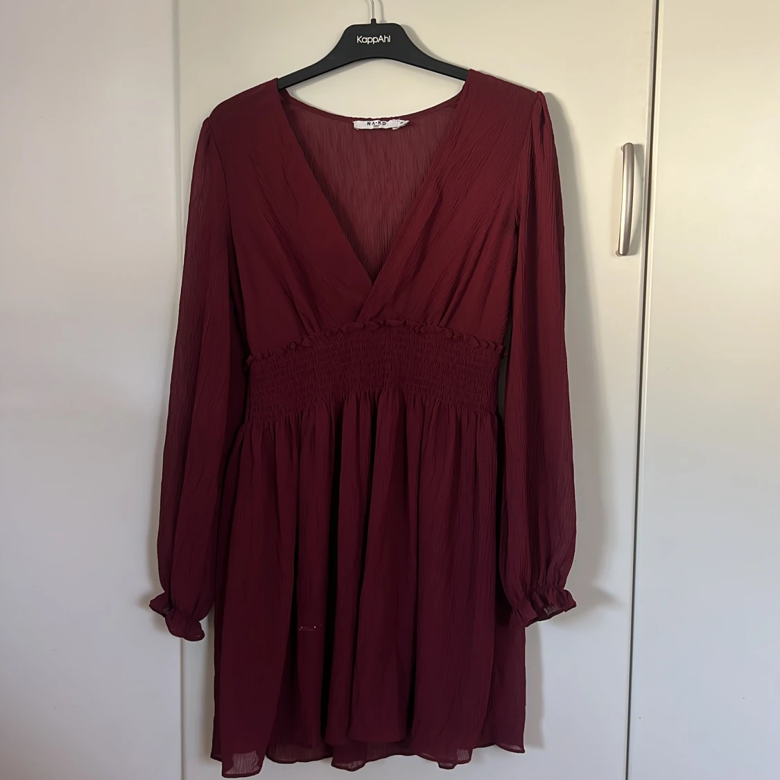 Vinröd omlottklänning från NA-KD