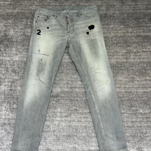 Dsquared 2 jeans  - Fetta byxor som har slitiningar på olika ställen i byxan.