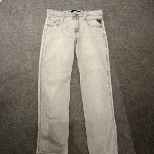 Replay Anbass ljusgrå slim jeans - Tja! Säljer ett par snygga replay jeans i modellen anbass. Skick: 8/10, använd ett fåtal gånger, inga defekter. Storlek: 28/32 men är lite korta i längden. Pris: 500kr. Pris kan diskuteras vid snabbaffär💨 Kom DM vid fler bilder eller funderingar 