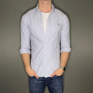 Ralph lauren skjorta - Hej säljer nu min fina Ralph lauren skjorta i storlek S. Den är i nyskick och kommer vara otroligt snygg på sommaren. Nypris cirka 1600kr! Vi kommer att sälja liknande produkter nu i sommar så glöm inte följa profilen!🌊🍾
