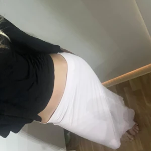 Ljusrosa långkjol i stretchigt tyg - Supersnygg ljusrosa långkjol med tight passform. Kjolen är enkel och stilren utan mönster eller detaljer, och materialet känns mjukt och stretchigt – perfekt för en chill och trendig look. Det är någon liten fläck längst ner som knappt syns men går bort i tvätten! Från lager 157 storlek XS