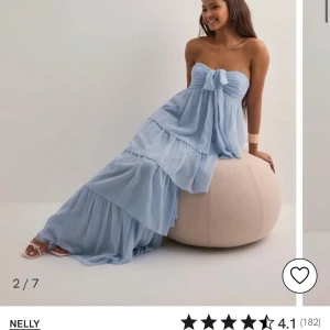 Ljusblå långklänning från Nelly - Ljusblå långklänning från Nelly i storlek S. Klänningen är endast använd en gång. Perfekt för bal eller liknande!💘💘Den han dessutom ett långt band man kan knyta och använda på olika sett (kolla nellys hemsida för att se) Skriv för frågor eller fler bilder! 