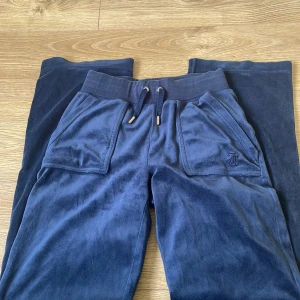 Juicy couture byxor - Säljer mina mörkblåa juicy byxor då dem inte kommer till användning. Inga defekter utom lite missfärgning på metallen vid snörena. Säljer även en tröja till i en annan annons. Skriv vid fler bilder eller frågor!💞