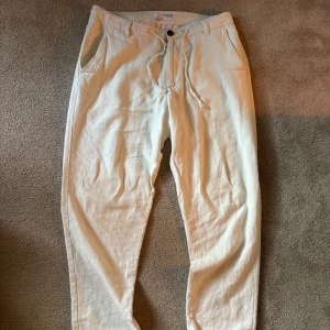 Vita linnebyxor från Selected Homme - Vita linnebyxor från Selected Homme. Nypris 1199kr. 