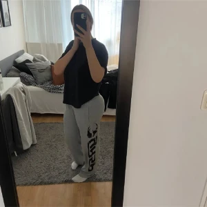 Grå mjukisbyxor från GASP - Gasp mjukisbyxor i stl M. Jag är 168 o de sitter bra i längden passar nog mellan runt 160-175 skulle jag gissa på💓(bilderna är samma från mitt andra konto som jag inte kmr in på) 400kr nästan oanvända 