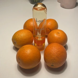 i.cos Face Mist Vitamin C - Fräsch face mist från i.cos med vitamin C, perfekt för att boosta huden med fukt och glow. Kommer i en genomskinlig plastflaska med orange detaljer och sprayfunktion. Ger en uppfriskande känsla och passar bra i väskan för snabba touch-ups.