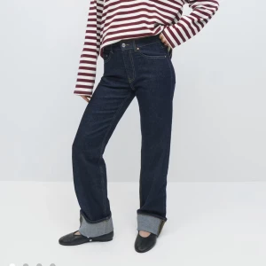 Jeans  - Jeans från Gina Tricot. Aldrig använda, sprillans nya . Midjan är hög/normal. Byxorna är straight modellen.   Man kan även justera längden såsom på första bilden men jag har valt att inte vika. 