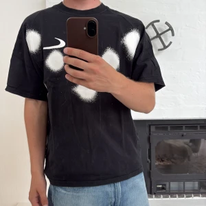 Off white x nike Tshirt - Storlek small men sitter som medium. Är 178cm för jämnförelse. Har inte kvar kvitto men om ni vill ha bilder på taggar o detaljer osv så löser ja de, bara att skriva. 