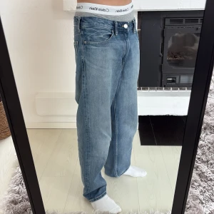 Loose fit jeans h&m - Storlek 30/30, Är 178cm för jämnförelse. 