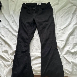 Svarta bootcut jeans från Lindex - Svarta jeans från Lindex i modellen Freja. Byxorna har bootcut-ben och klassisk femficksdesign. Snygg passform med normal midja och tillverkade i mjuk bomullsblandning. Perfekta för dig som gillar en tidlös look med lite extra vidd nertill.
