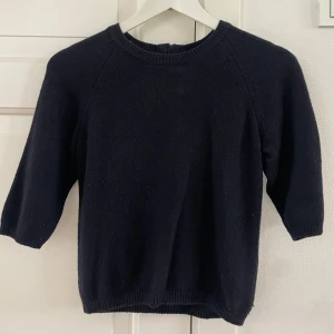 Marinblå trekvartsärmad stickad tröja från Zara - Mysig marinblå stickad tröja från Zara med trekvartsärm, rund halsringning och dragkedja i nacken💙💙 Liten i storlek, mer som en S/XS