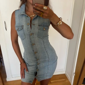 Tight jeansklänning - Snygg tight jeansklänning. Stretchig. Jag är 168 och det är mina bilder, köp via köp nu direkt eller Swish, kvar tills markerad som såld 💖 