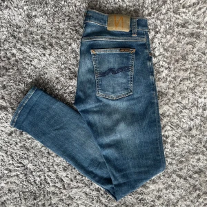 Nudie Jeans Tigh Terry Steel Navy - Säljer nu dessa Nudie Jeans i den populära passformen Tight Terry | Använt men fortfarande i grymt skick | Strl: W29 L32 | Färg: Steel Navy | Nypris: ~1400kr | Hör av dig vid minsta fundering :)