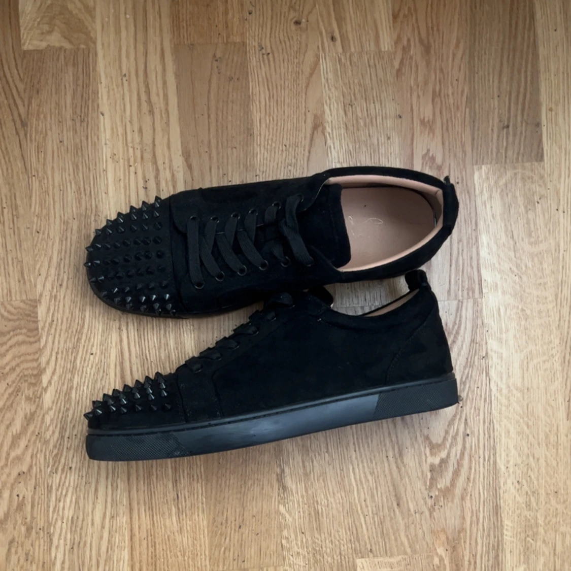 Svarta Louboutin sneakers med nitar - 1