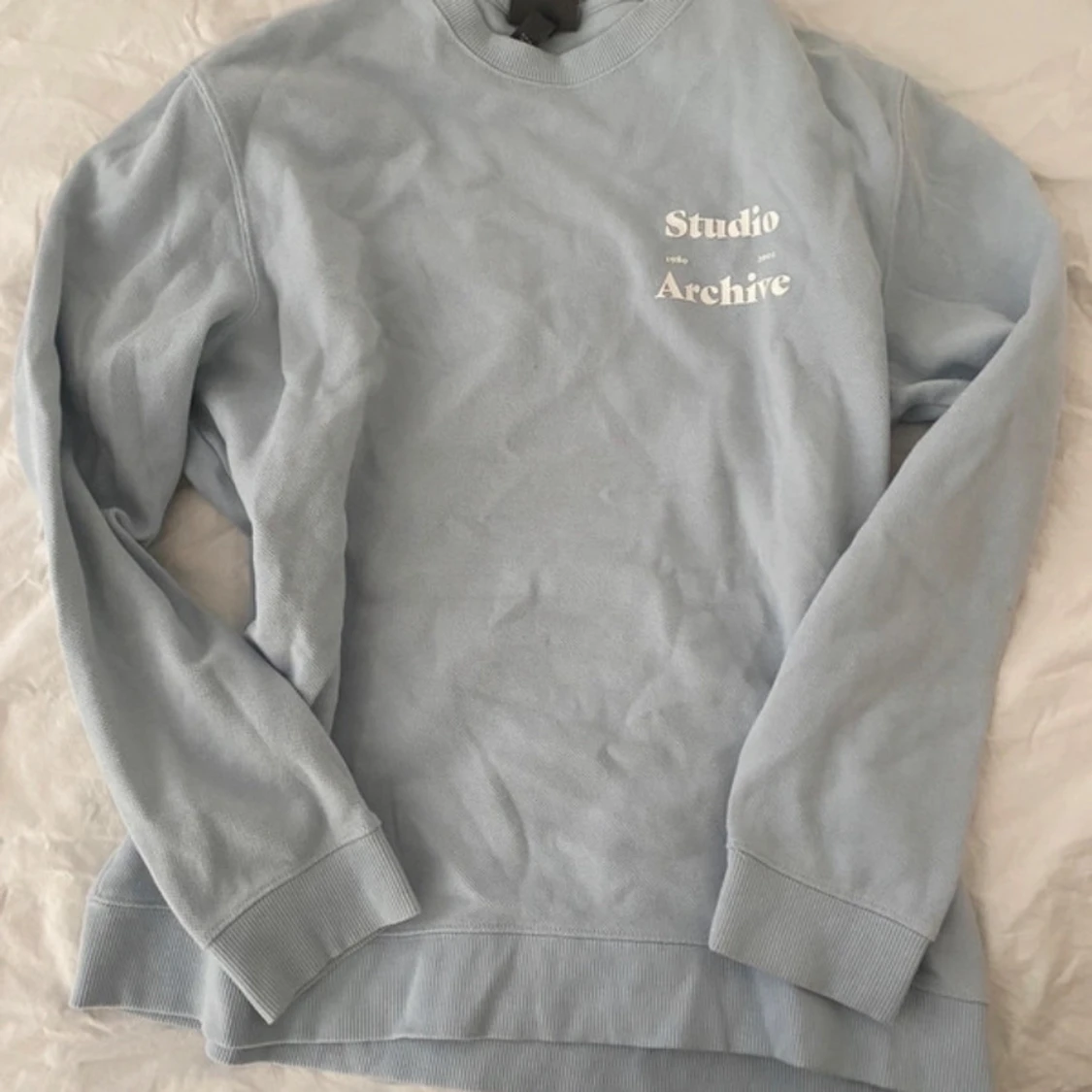 Ljusblå Studio Archive sweatshirt - 2