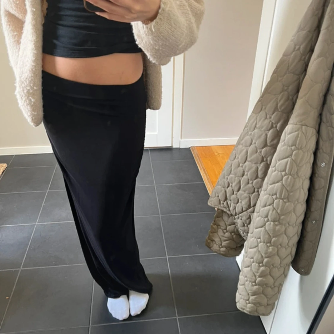 Svart långkjol i stretchigt tyg - 1