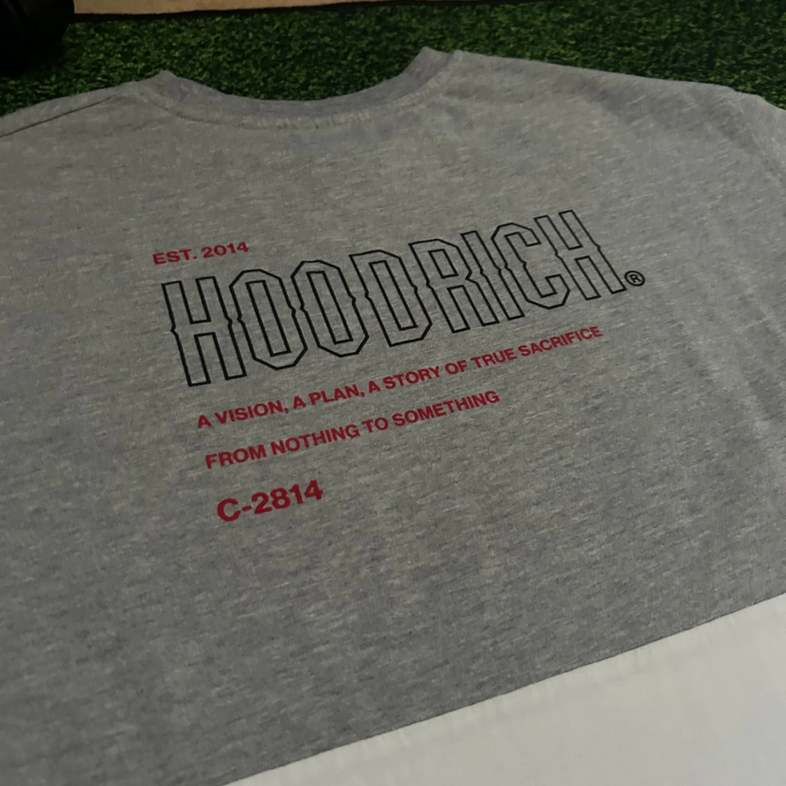 Grå och vit HOODRICH t-shirt - 2