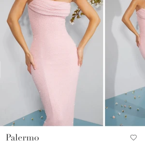 Palermo ljusrosa pärlklänning - Säljer nu min underbara ursnygga balklänning från OhPolly då den endast användes som balklänning och tyvärr inte kommer att användas något mer. Den är endast använd två gånger (av mig och av tjejen jag tidigare köpt den av) och som ni ser på de sista bilderna är de inget smuts längst ner förutom ytterst lite på insidan som inte är synligt. Den är i utmärkt skick och den är otrolig, och jag hoppas att någon nu kan få användning för den!