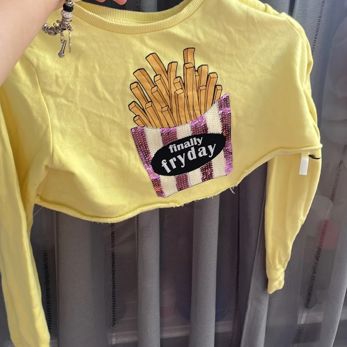 Gul croppad tröja med paljetter - 2