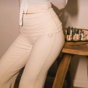 SASKI Beige yoga pants - Snygga beige yoga pants från SASKI (tammy hembrow)  med bootcut passform. Byxorna har nedvikbar midja så man kan justera höjd och är gjorda i ett mjukt och stretchigt material. Slutsålda och finns inte mer på hemsida 🩷